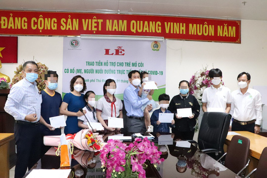 B&aacute;c sĩ tặng qu&agrave; cho trẻ mồ c&ocirc;i v&igrave; Covid-19, kh&ocirc;ng để c&aacute;c em đơn độc - Ảnh 1.
