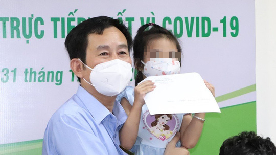 B&aacute;c sĩ tặng qu&agrave; cho trẻ mồ c&ocirc;i v&igrave; Covid-19, kh&ocirc;ng để c&aacute;c em đơn độc - Ảnh 2.