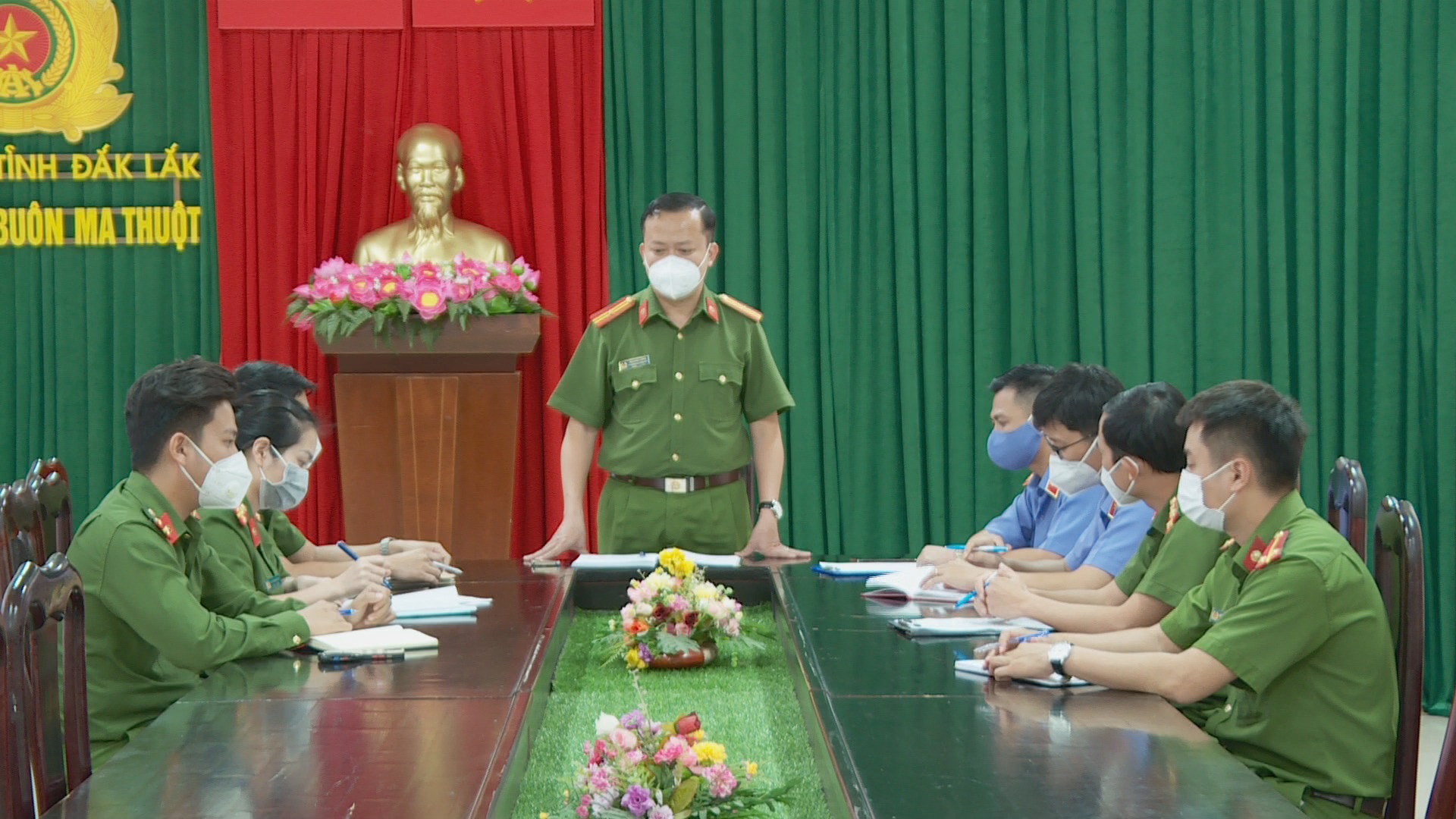 Kịch bản vụ d&agrave;n cảnh cướp giật gần 1 tỉ đồng trước ng&acirc;n h&agrave;ng - Ảnh 2.