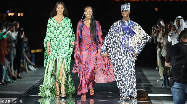 “Báo đen” Naomi Campbell gây bão trên sàn thời trang - Ảnh 7.