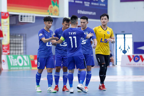 Thái Sơn Nam cùng Sahako tranh "ngôi vương"