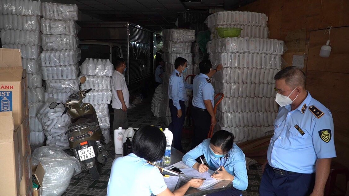 Cơ sở sản xuất dầu gội, nước rửa tay... hoạt động chui 3 năm mới bị ph&aacute;t hiện - Ảnh 2.