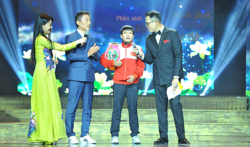 Tôn vinh cá nhân, tập thể điển hình học tập và làm theo gương Bác