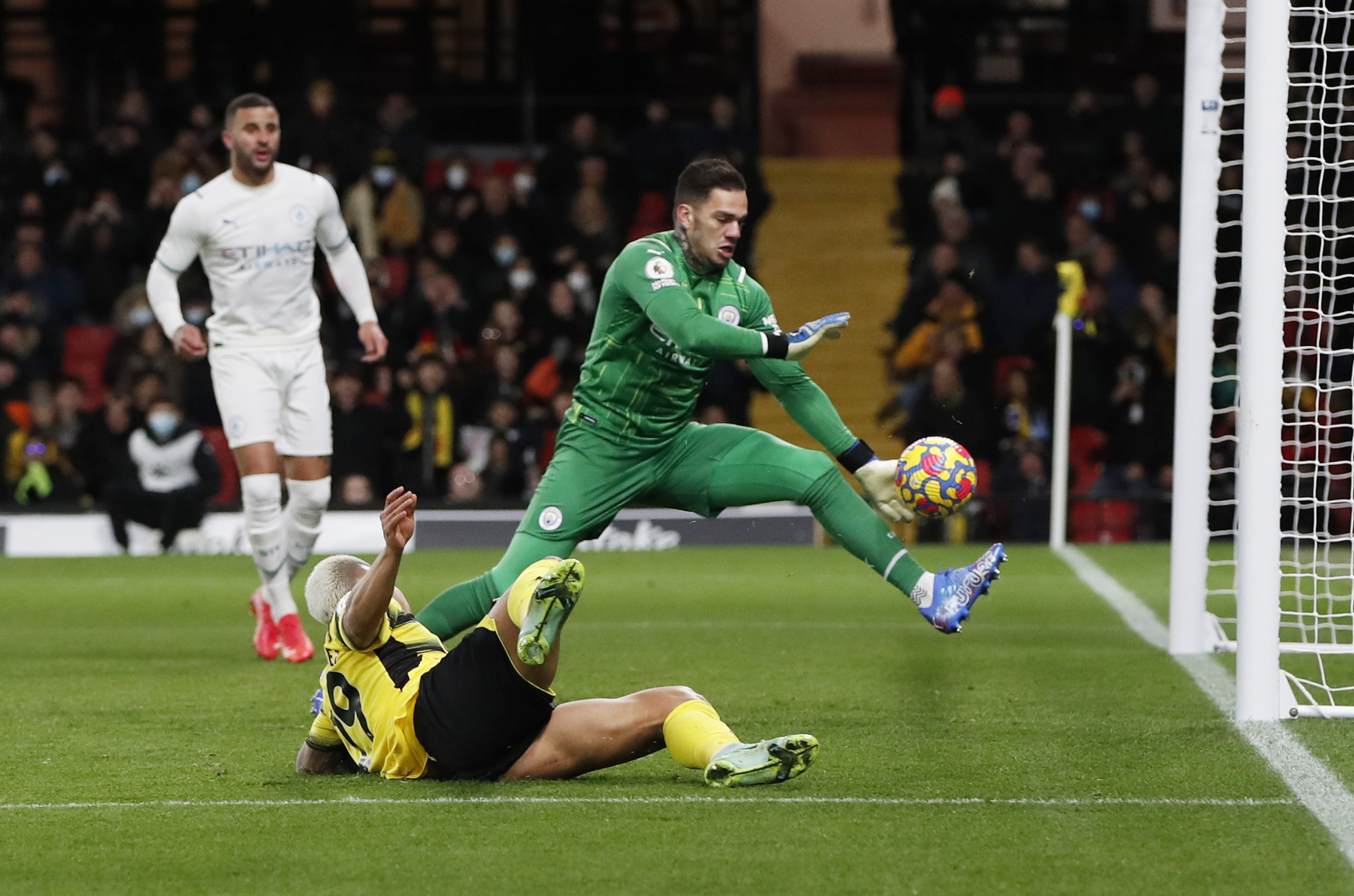 Sao Bồ tỏa s&aacute;ng, Man City hạ Watford l&ecirc;n ng&ocirc;i đầu Ngoại hạng - Ảnh 5.