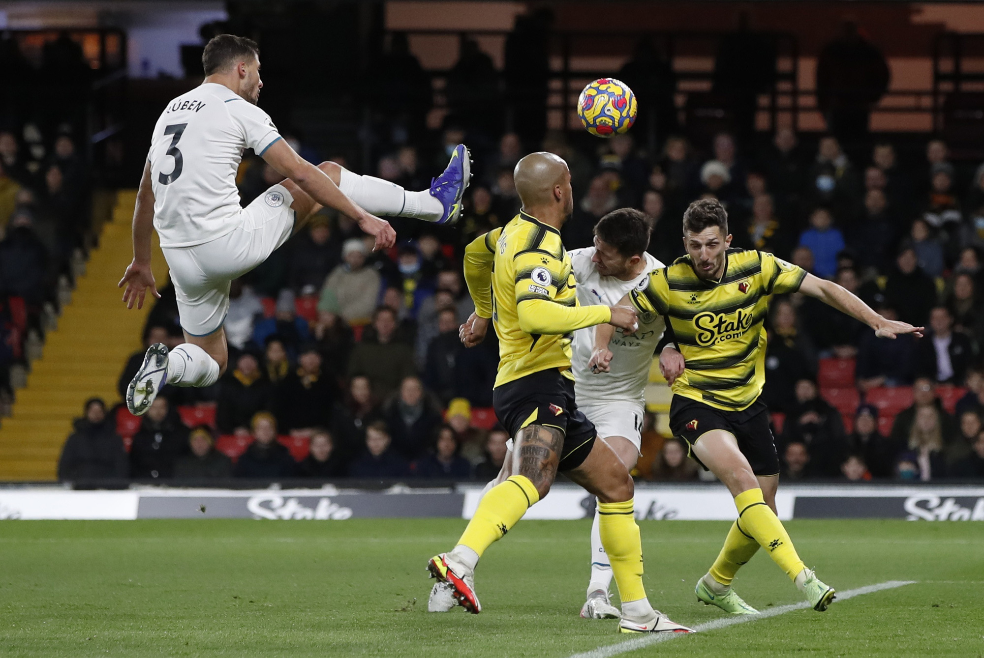 Sao Bồ tỏa s&aacute;ng, Man City hạ Watford l&ecirc;n ng&ocirc;i đầu Ngoại hạng - Ảnh 1.