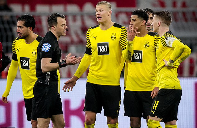 Thất bại siêu kinh điển, Dortmund công kích trọng tài từng lỡ "nhúng chàm"