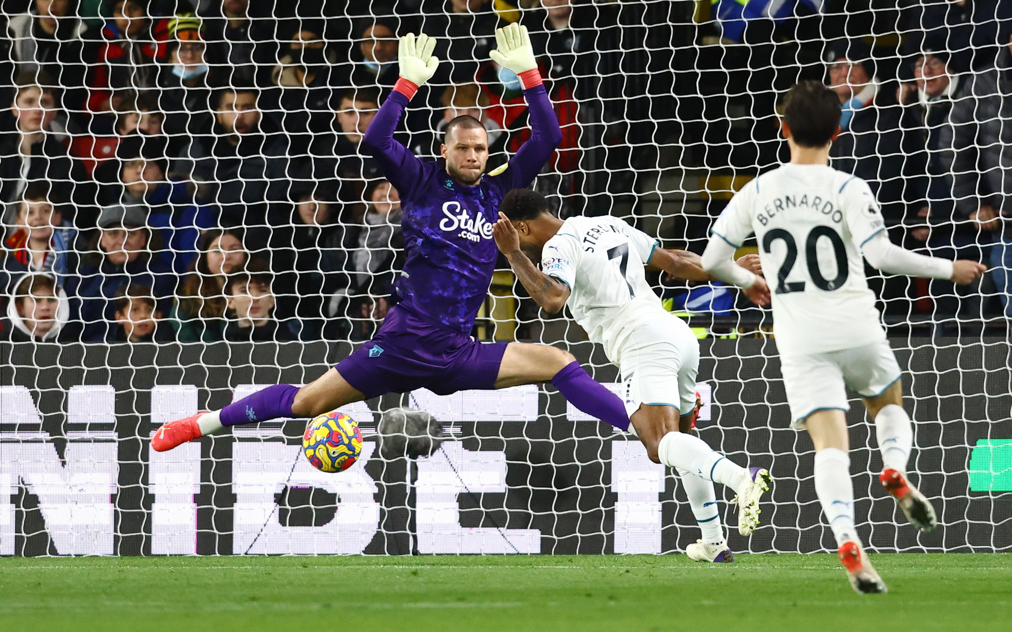 Sao Bồ tỏa s&aacute;ng, Man City hạ Watford l&ecirc;n ng&ocirc;i đầu Ngoại hạng - Ảnh 2.