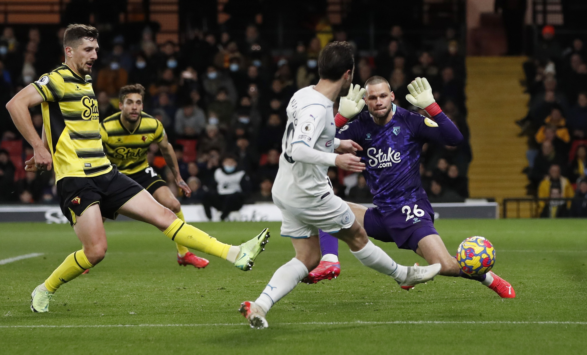 Sao Bồ tỏa s&aacute;ng, Man City hạ Watford l&ecirc;n ng&ocirc;i đầu Ngoại hạng - Ảnh 3.