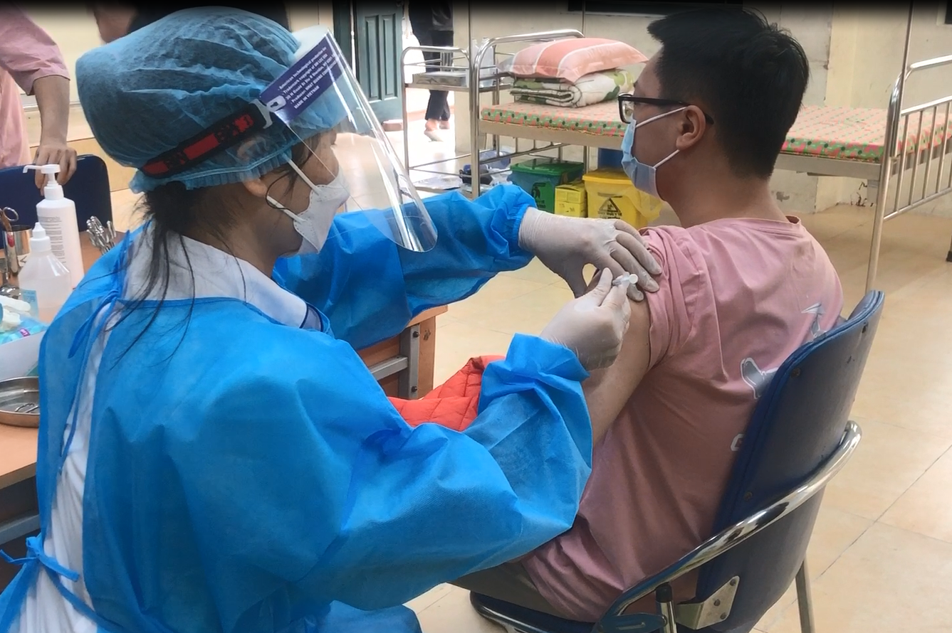 73,7% người từ 18 tuổi đ&atilde; ti&ecirc;m đủ liều vắc-xin Covid-19, Bộ Y tế th&uacute;c ti&ecirc;m mũi 3 - Ảnh 2.