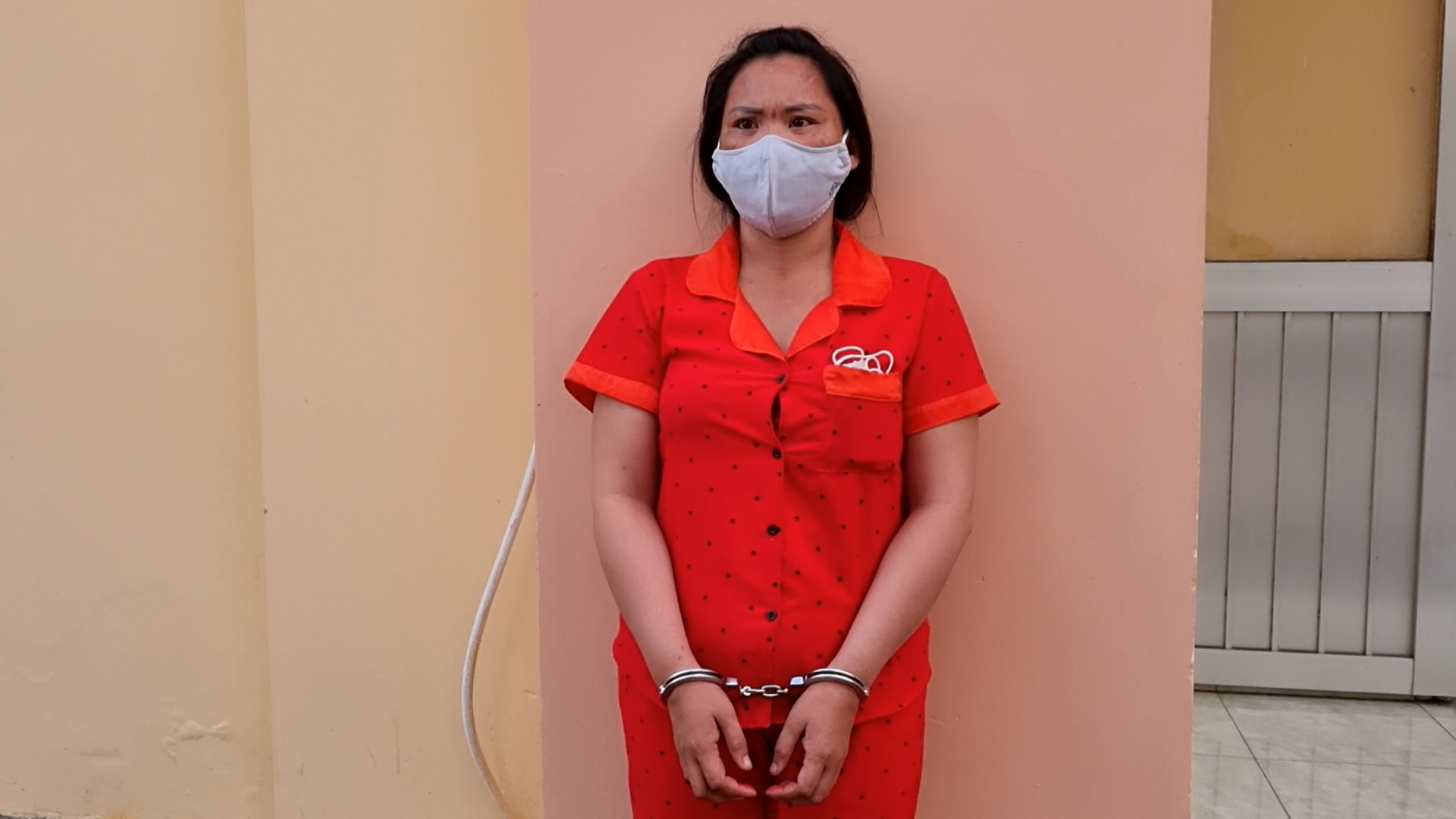 CLIP: Chân tướng người đàn bà trốn truy nã 16 năm do rượt chém “mẹ chồng hờ”