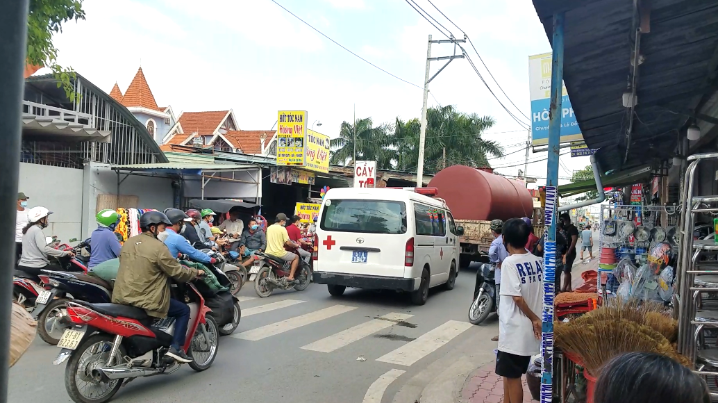 Điều tra vụ người phụ nữ treo cổ ở B&igrave;nh Ch&aacute;nh, TP HCM - Ảnh 1.