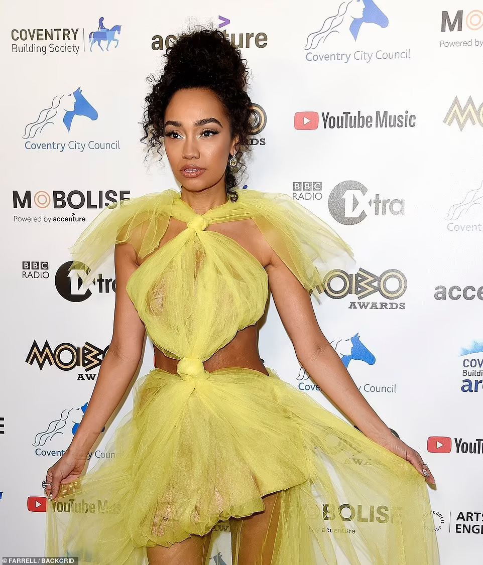 Ca sĩ Leigh-Anne Pinnock lại hở bạo trên thảm đỏ