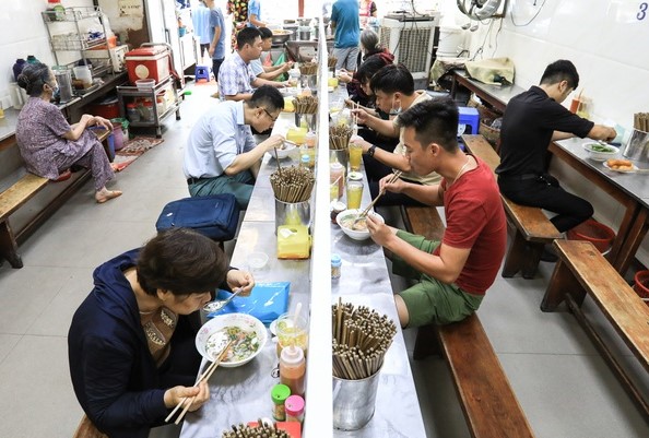 Dịch Covid-19 phức tạp, Hà Nội "bật đèn xanh" cho dừng dịch vụ ăn uống theo cấp độ
