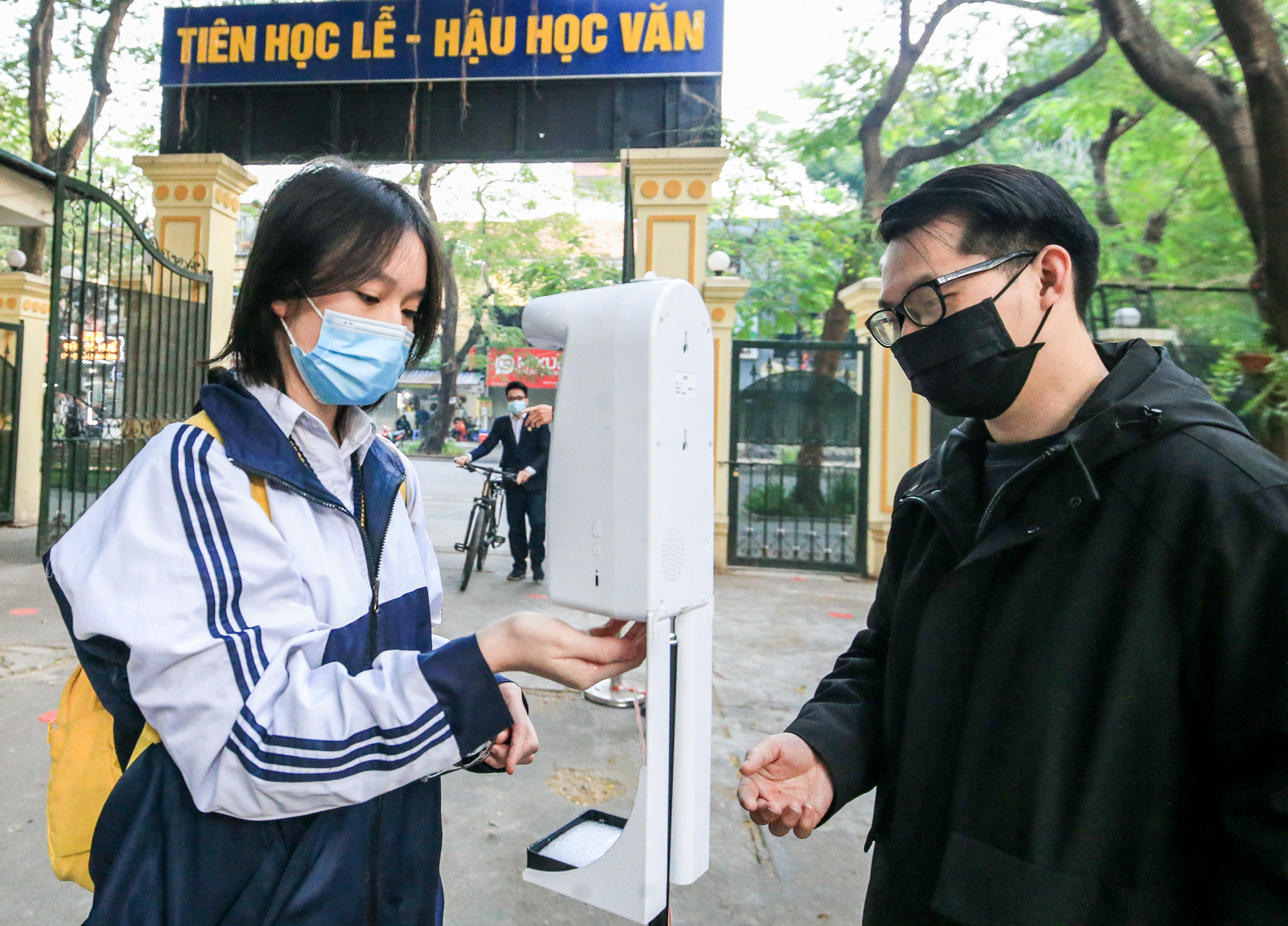 Cận cảnh học sinh lớp 12 ở Hà Nội hào hứng đi học trở lại - Ảnh 1.