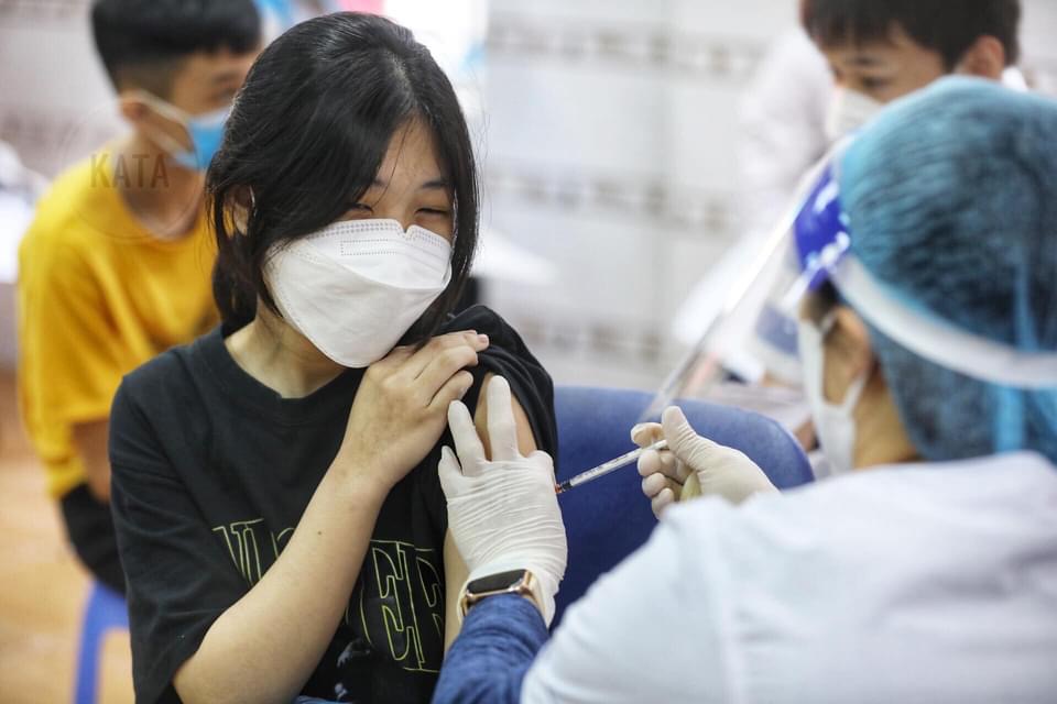 73,7% người từ 18 tuổi đ&atilde; ti&ecirc;m đủ liều vắc-xin Covid-19, Bộ Y tế th&uacute;c ti&ecirc;m mũi 3 - Ảnh 1.