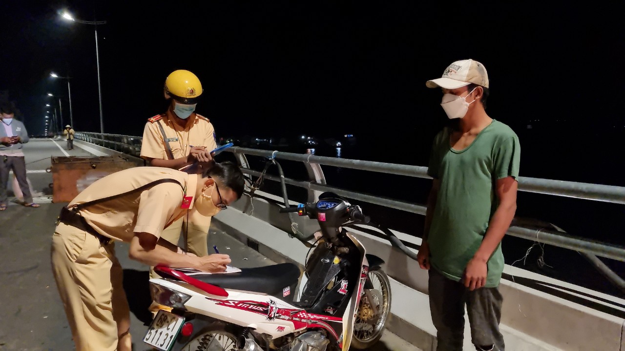 CLIP: Đua xe trái phép hoành hành trên “siêu cống” thủy lợi 3.300 tỉ đồng - Ảnh 4.