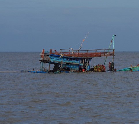 12 ngư d&acirc;n rơi xuống biển sau khi t&agrave;u h&agrave;ng t&ocirc;ng ch&igrave;m t&agrave;u c&aacute; - Ảnh 1.