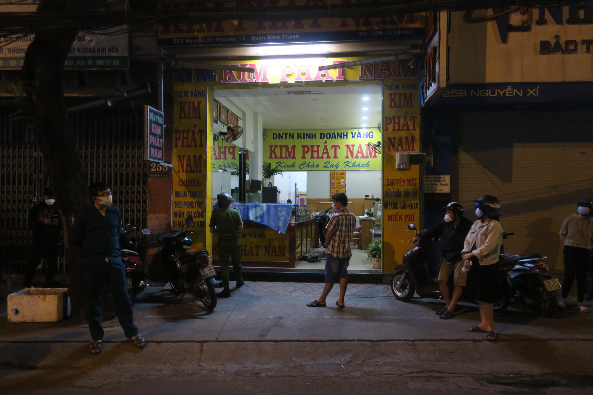 Liều lĩnh khống chế cháu bé 7 tuổi định cướp tiệm vàng ở Bình Thạnh