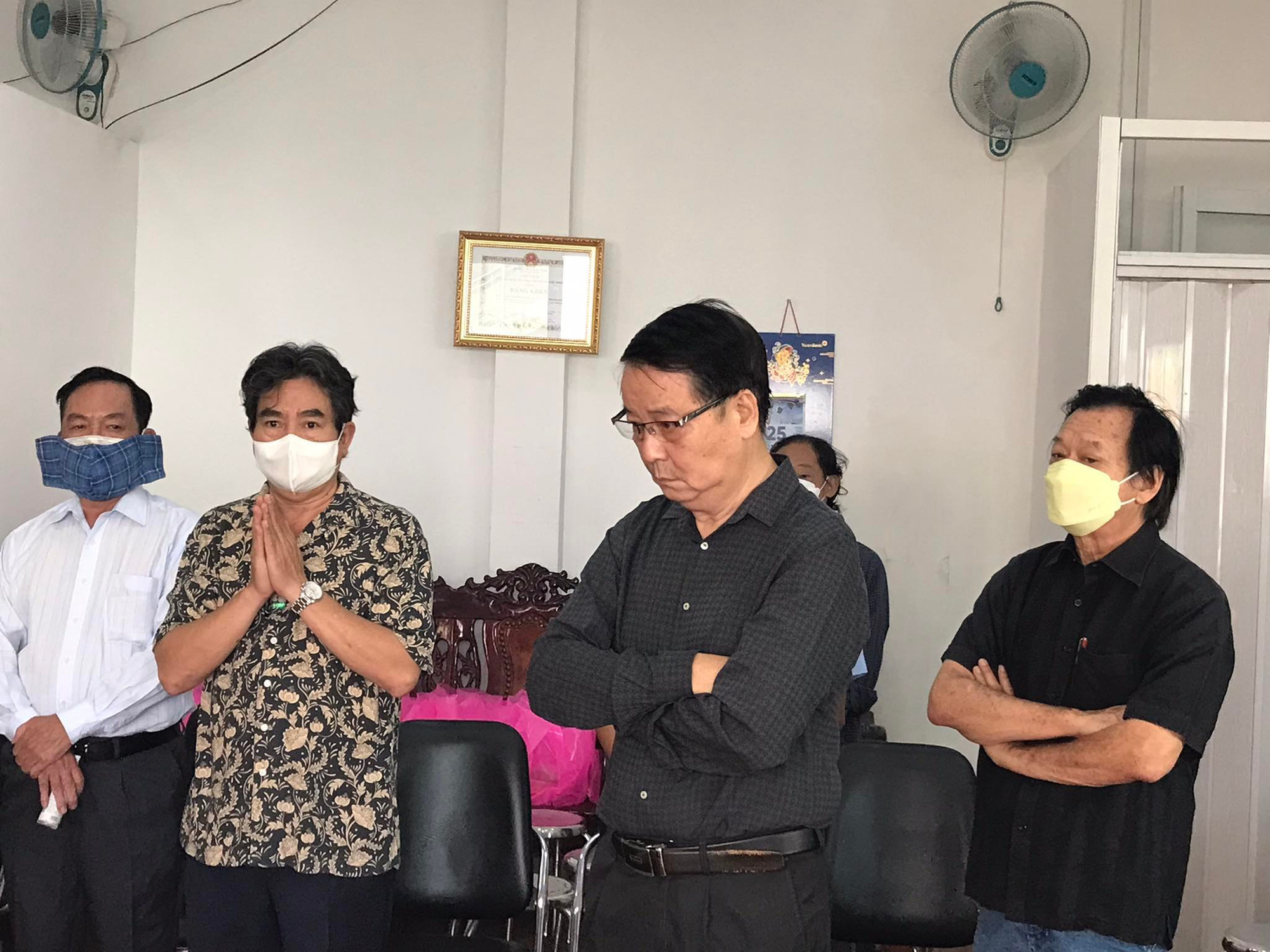 Đ&oacute;n b&agrave;i vị 16 nghệ sĩ s&acirc;n khấu đ&atilde; mất trong đại dịch Covid-19 - Ảnh 2.