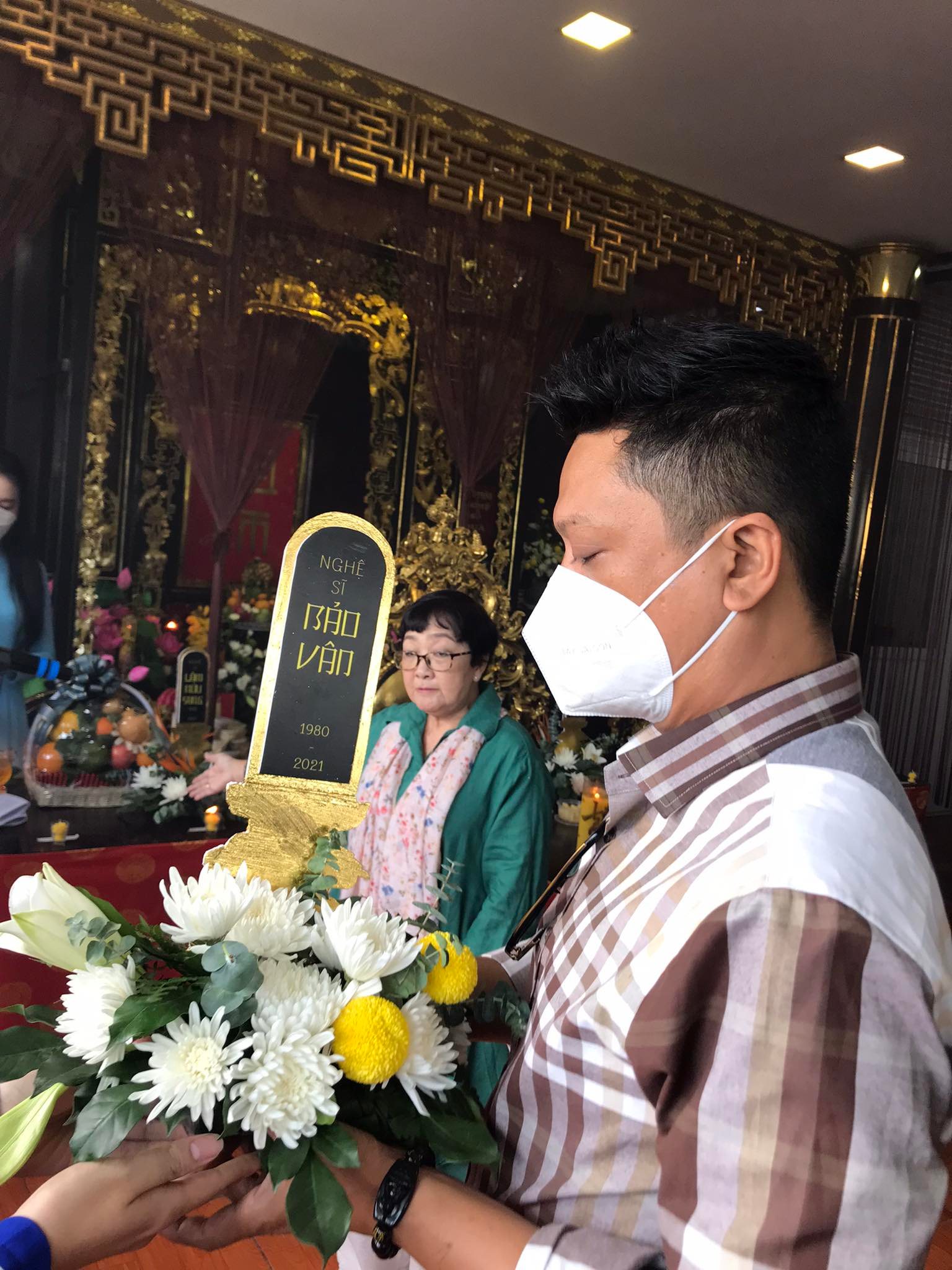 Đ&oacute;n b&agrave;i vị 16 nghệ sĩ s&acirc;n khấu đ&atilde; mất trong đại dịch Covid-19 - Ảnh 6.