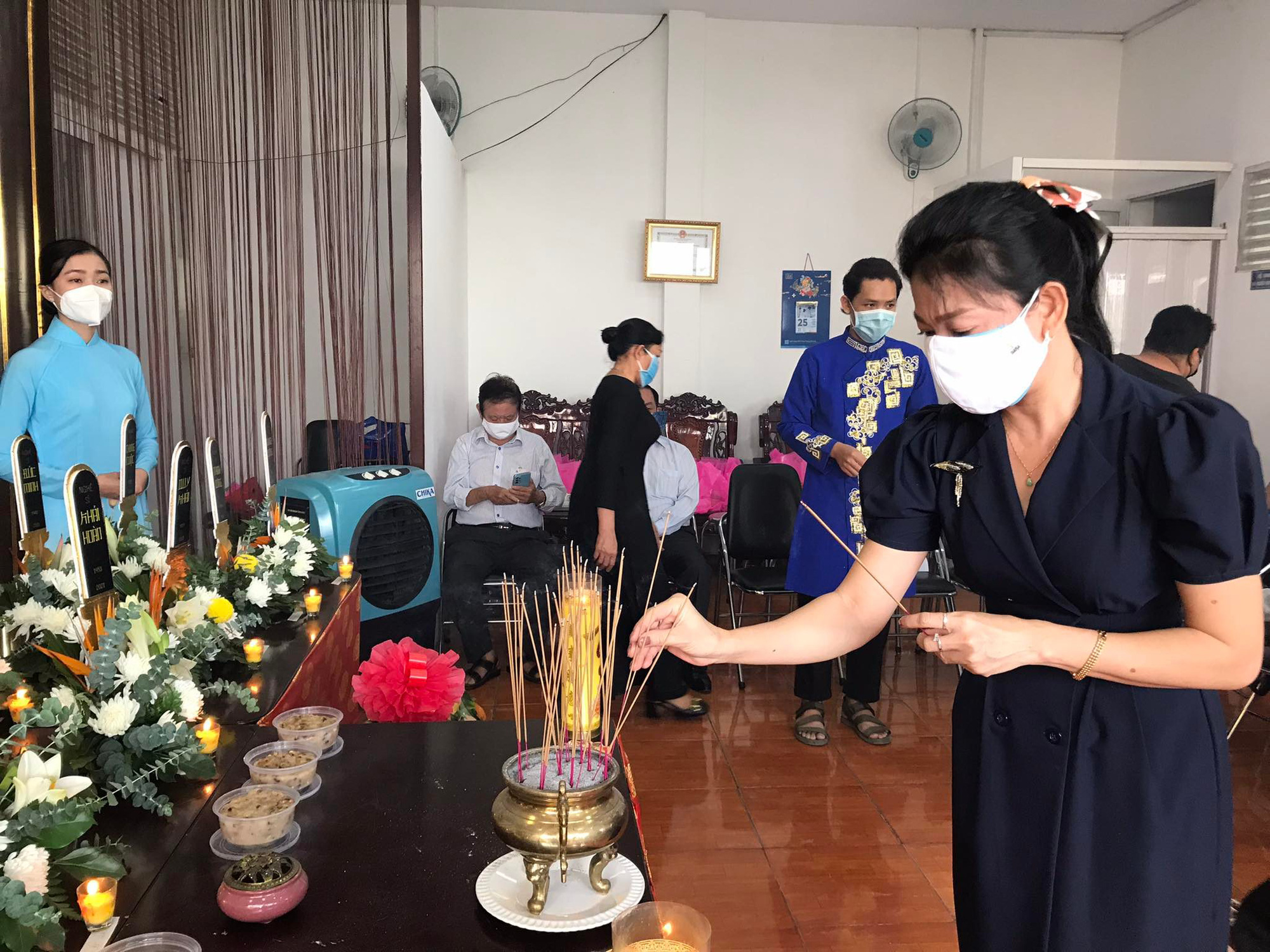 Đ&oacute;n b&agrave;i vị 16 nghệ sĩ s&acirc;n khấu đ&atilde; mất trong đại dịch Covid-19 - Ảnh 4.