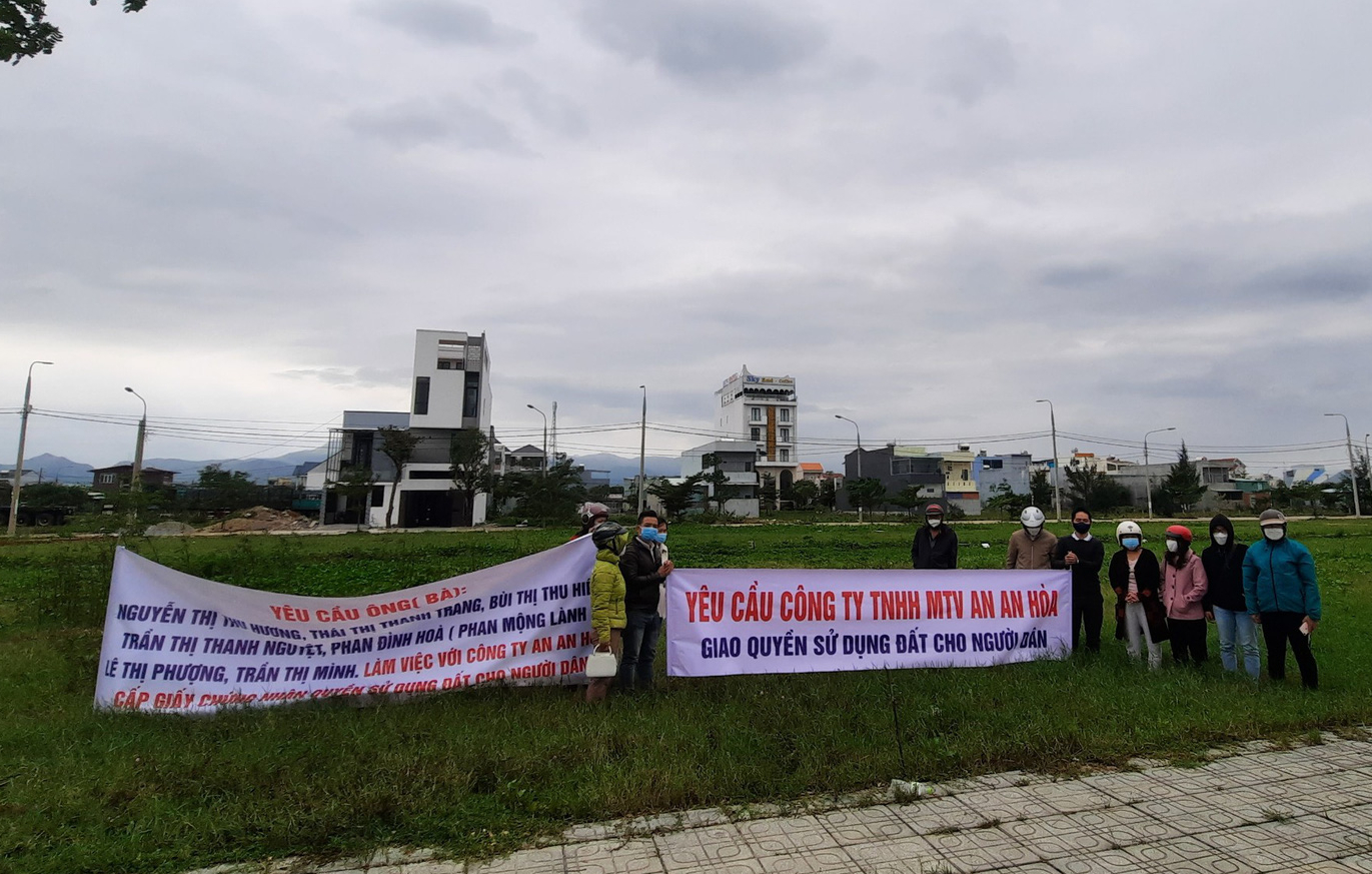 Người dân giăng băng rôn đòi sổ đỏ tại dự án của Công ty An An Hòa