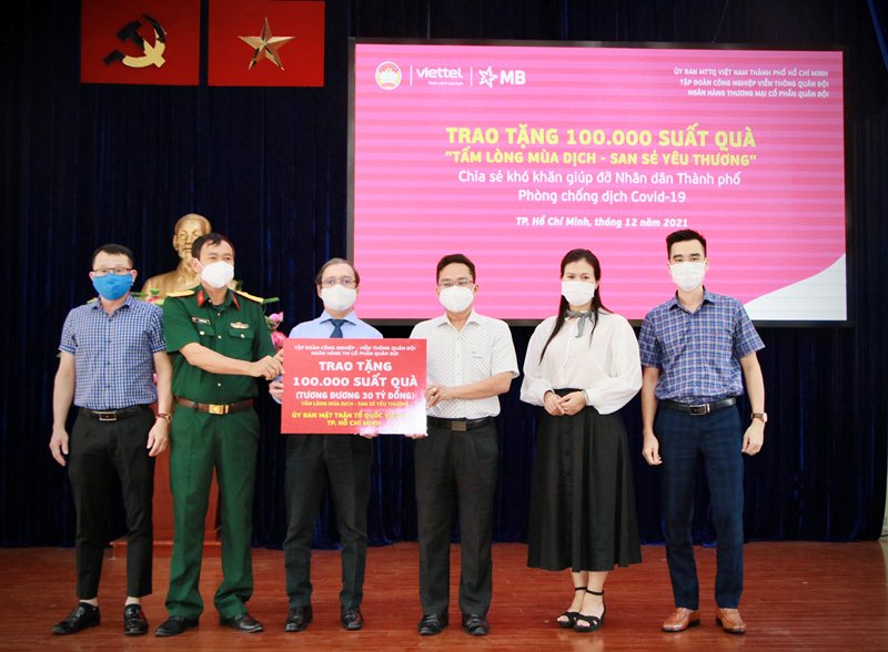 MB v&agrave; Viettel tặng 100.000 suất qu&agrave; tới người d&acirc;n TP HCM - Ảnh 1.