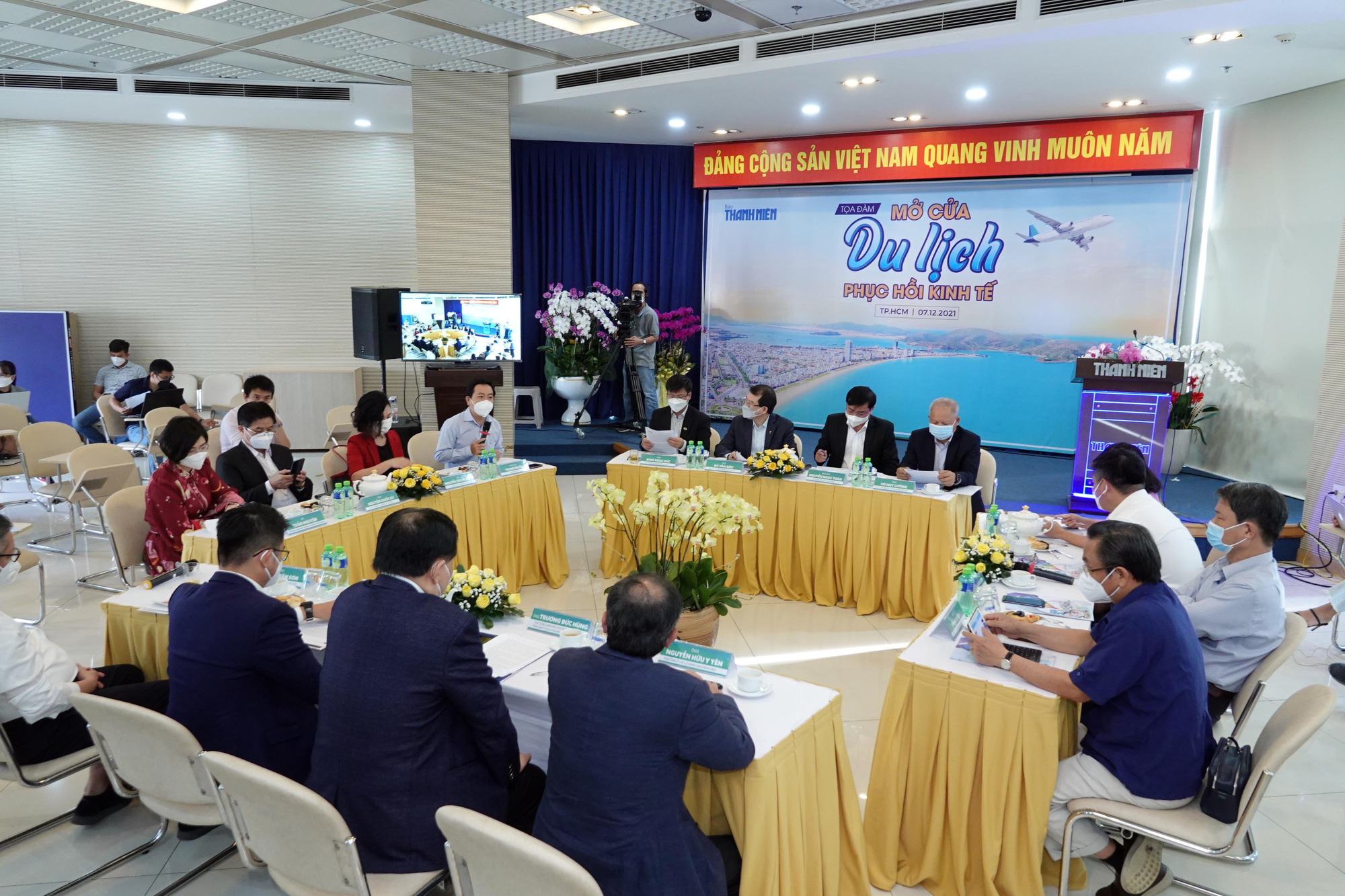 Mở cửa du lịch, sao c&ograve;n chần chừ? - Ảnh 1.