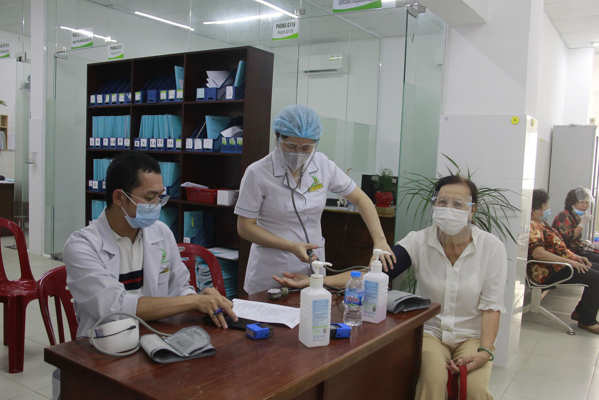 Tiêm vắc-xin mũi 3: Ưu tiên người có nguy cơ