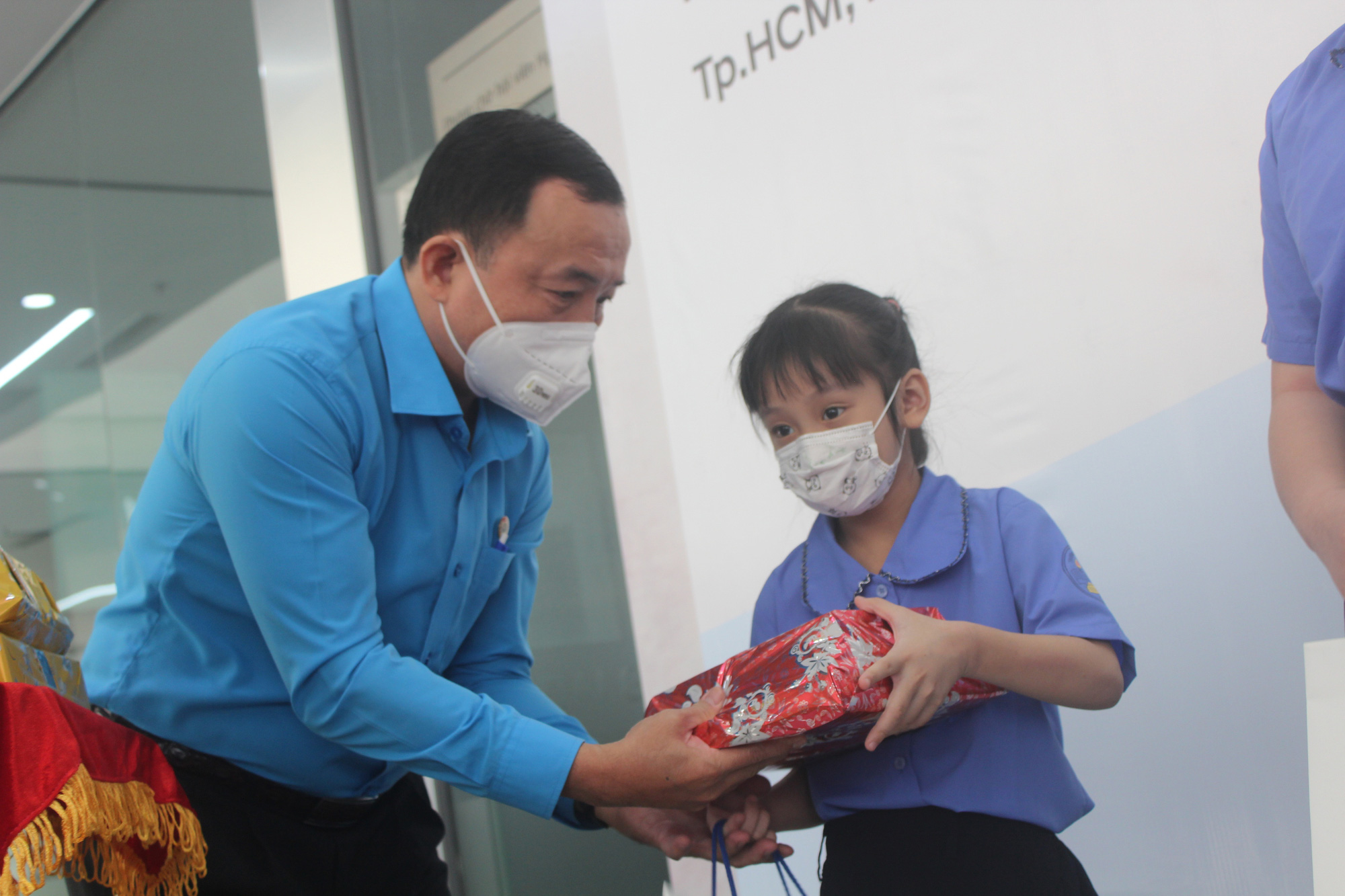 Tặng máy tính bảng cho con CNVC-LĐ khó khăn