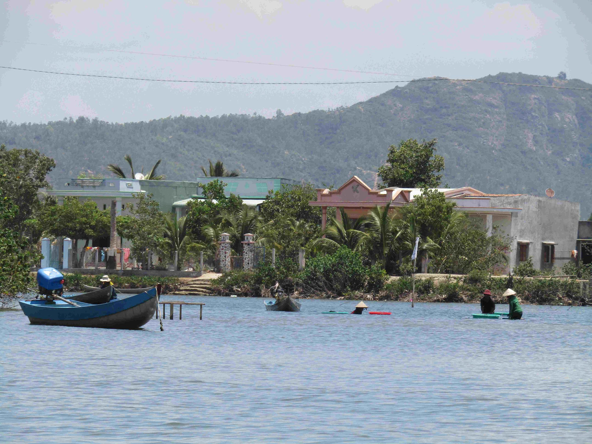 Bình Định: Lấn chiếm trái phép đầm Thị Nại, 3 người bị phạt hơn 1 tỉ đồng