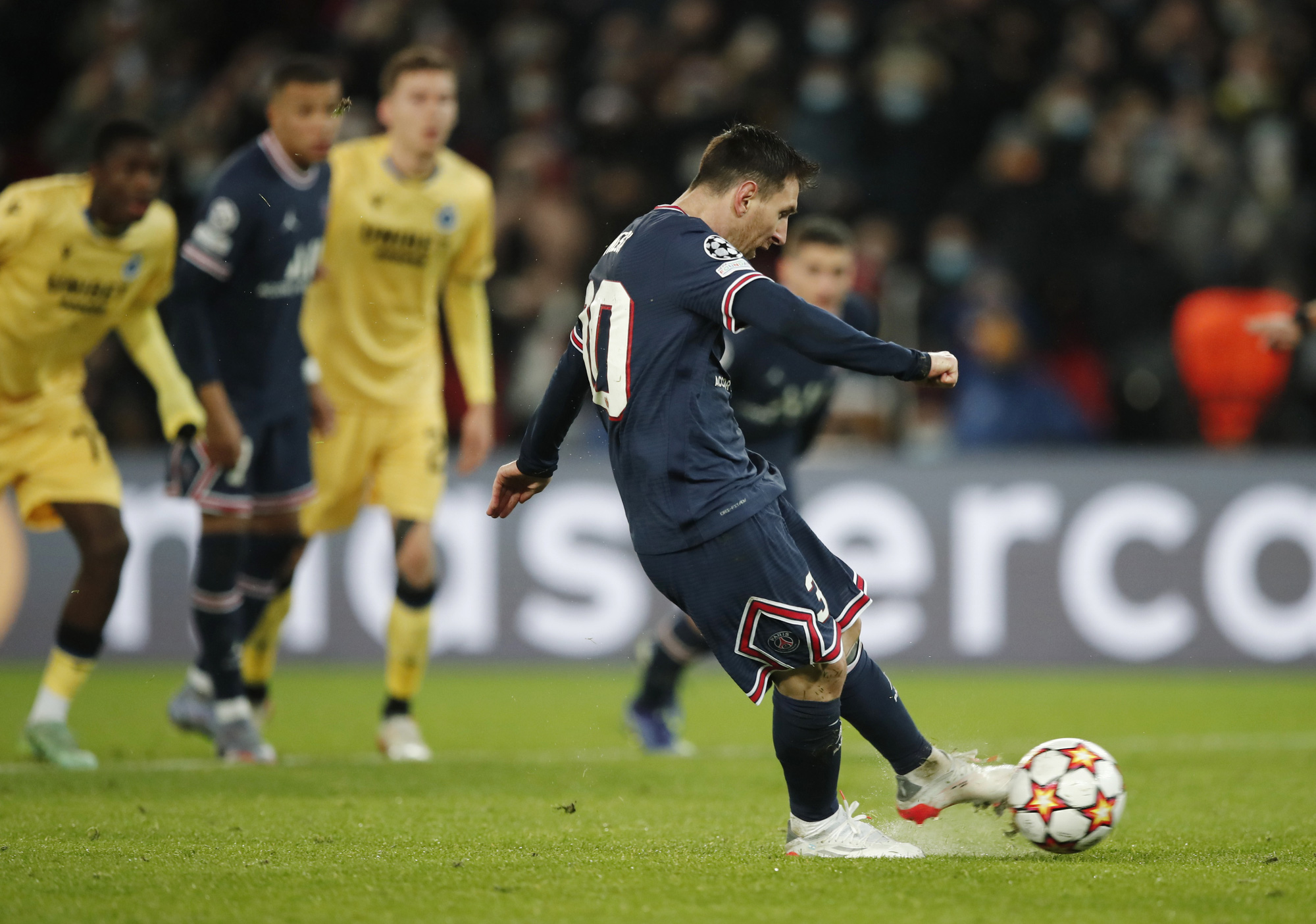 Messi v&agrave; Mbappe đua ghi b&agrave;n, PSG hủy diệt Club Brugge - Ảnh 6.