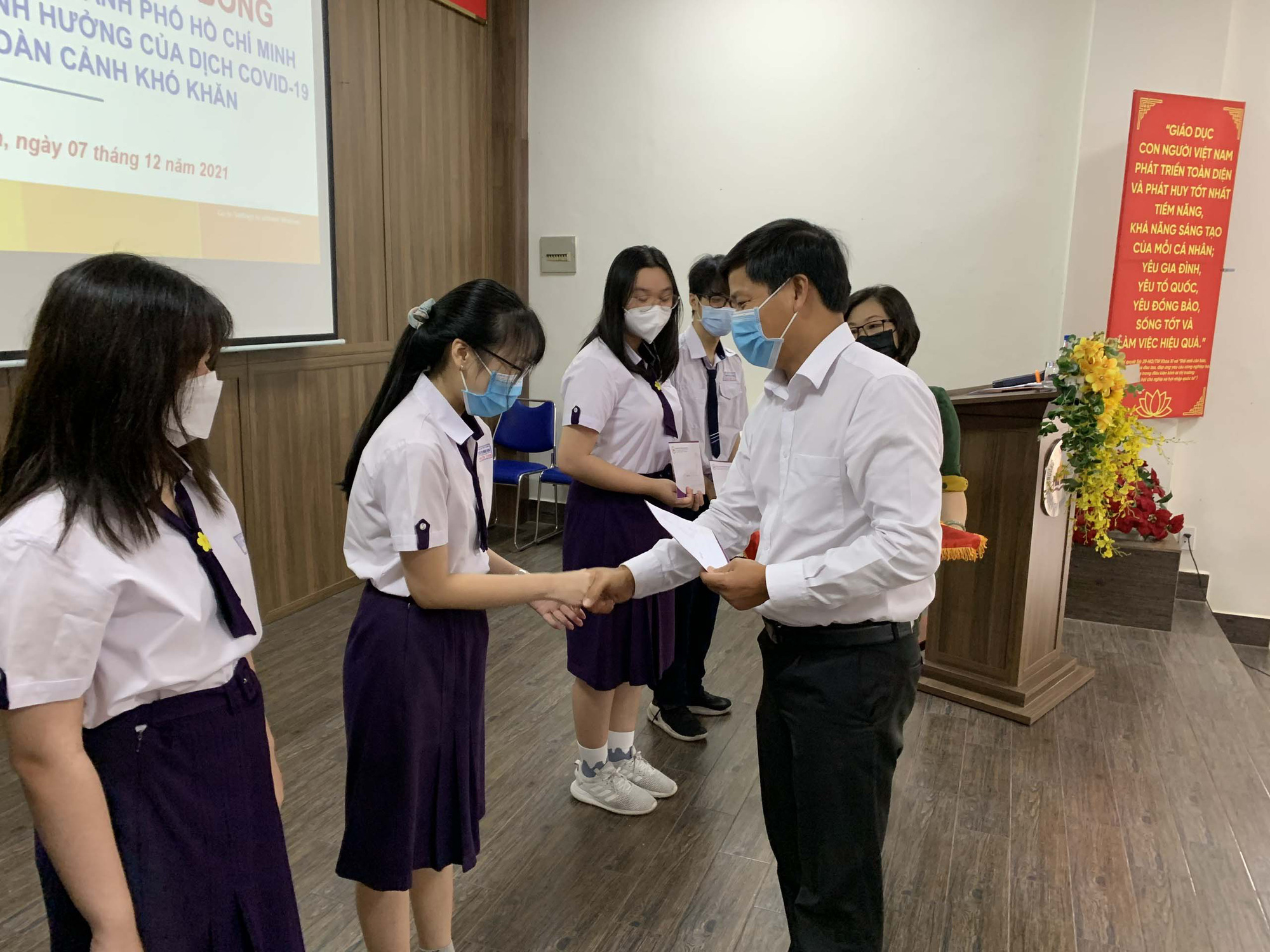 EVNHCMC tiếp tục bảo trợ 6 học sinh c&oacute; ho&agrave;n cảnh đặc biệt v&igrave; dịch Covid-19 - Ảnh 1.