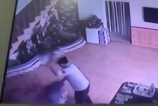 Bạn gái cũ vào nhà nghỉ cùng bạn trai, người đàn ông truy sát "tình địch"