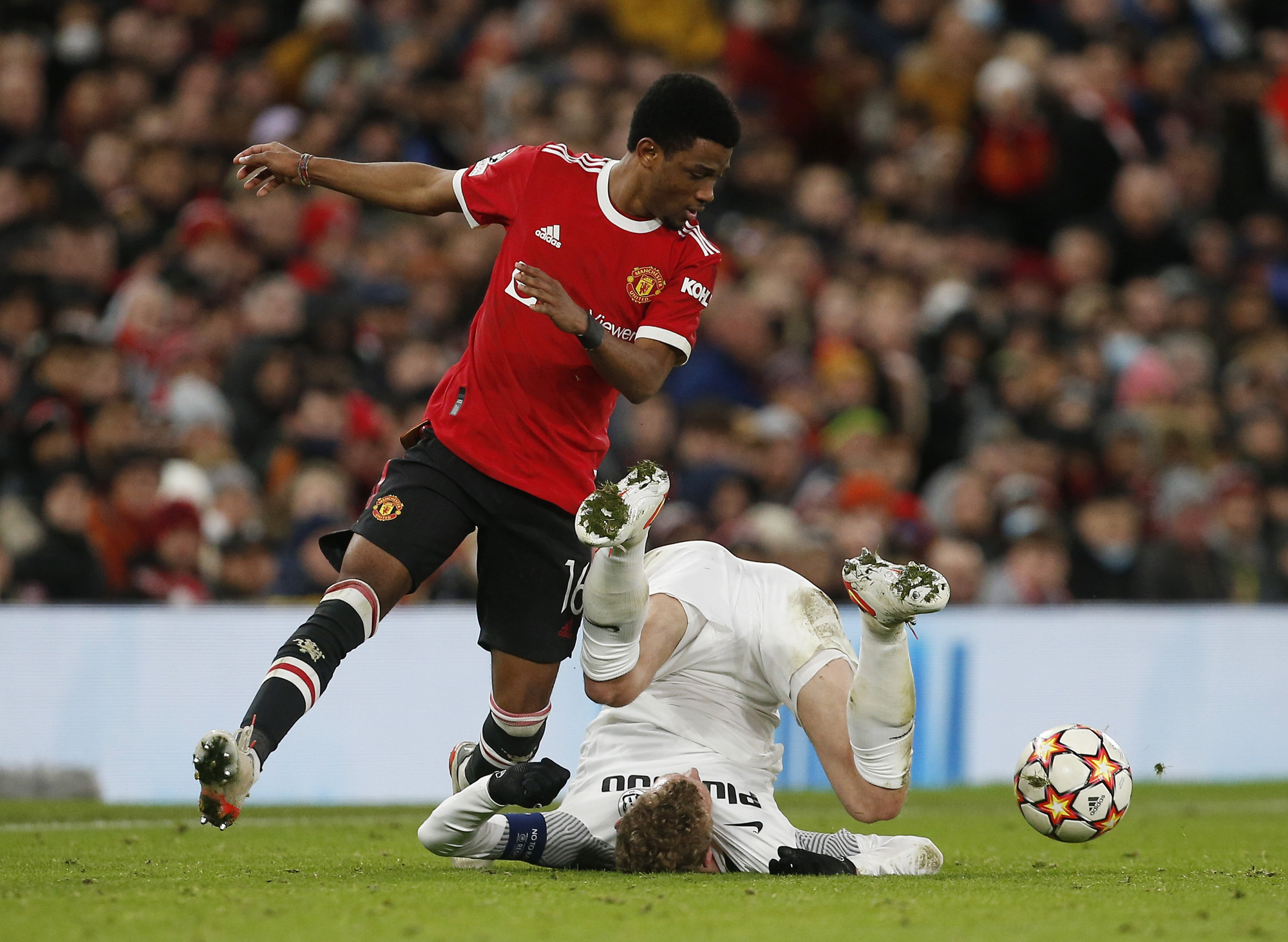 Đội hình cực dị, Man United hài lòng chia điểm với Young Boys - Ảnh 5.
