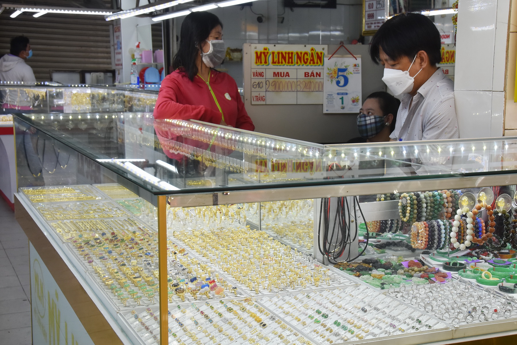 Gi&aacute; v&agrave;ng h&ocirc;m nay 9-12: Giới đầu cơ tranh thủ &ldquo;đ&aacute;nh xuống&rdquo; - Ảnh 1.
