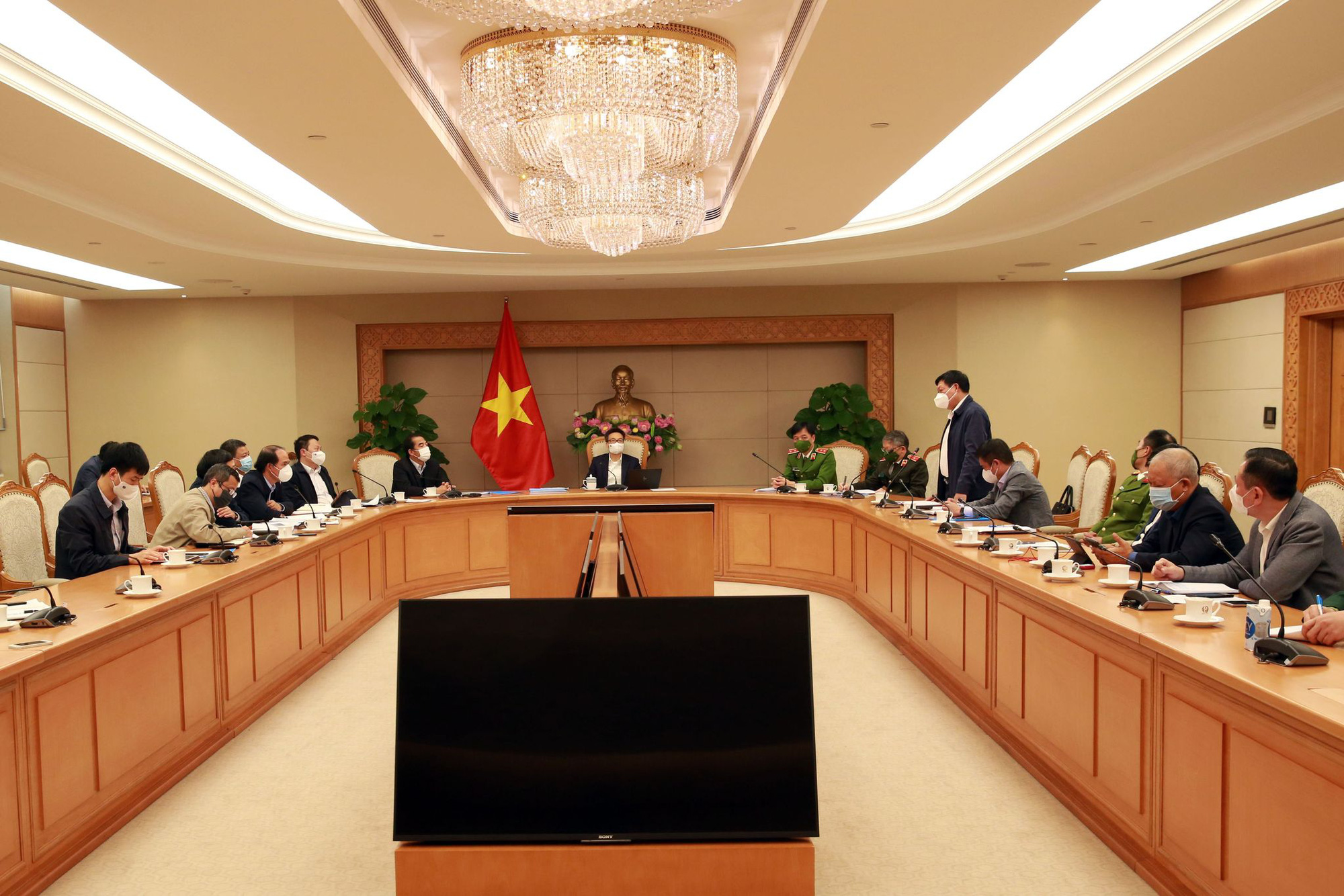 Người nhập cảnh ti&ecirc;m đủ liều vắc-xin Covid-19, x&eacute;t nghiệm &acirc;m t&iacute;nh được c&aacute;ch ly tại nh&agrave; - Ảnh 1.