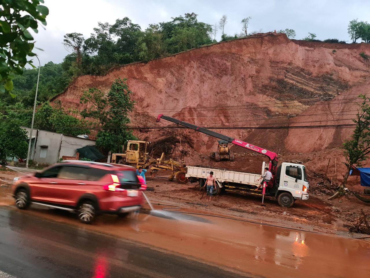 Xẻ thịt quả đồi khủng, đất sạt lở tr&agrave;n ra QL 20 g&acirc;y họa cho người d&acirc;n - Ảnh 3.