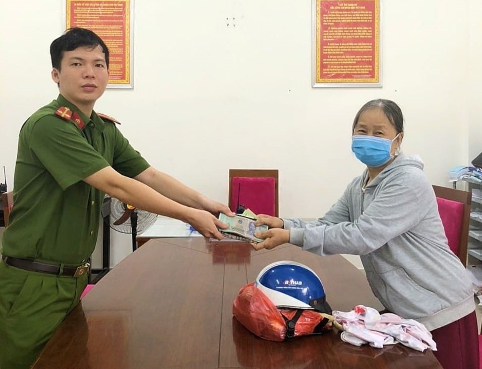 Tưởng là rác, con gái đem vứt 70 triệu đồng của mẹ già