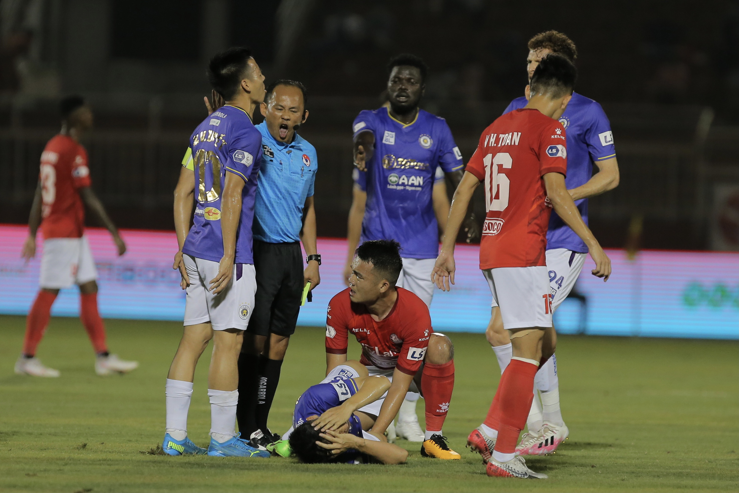 Đỗ Hùng Dũng gãy xương chày và xương mác, HLV Chu Đình Nghiêm nói gì về Ngô Hoàng Thịnh? - Ảnh 2.