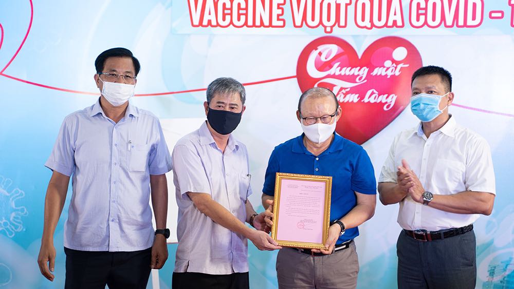HLV Park Hang-seo ủng hộ quỹ mua vắc-xin ngừa Covid-19 - Ảnh 3.