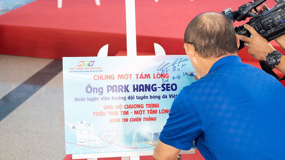 HLV Park Hang-seo ủng hộ quỹ mua vắc-xin ngừa Covid-19 - Ảnh 2.