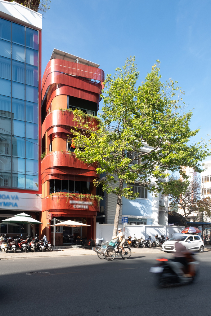Căn nhà quấn ruy băng thép - Ảnh 1.