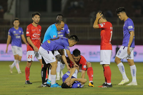 Bạo lực sân cỏ trở lại - Ảnh 1.