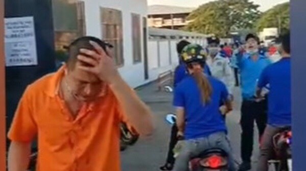 Không đeo thẻ ra vào cổng, nam công nhân bị bảo vệ đánh trọng thương
