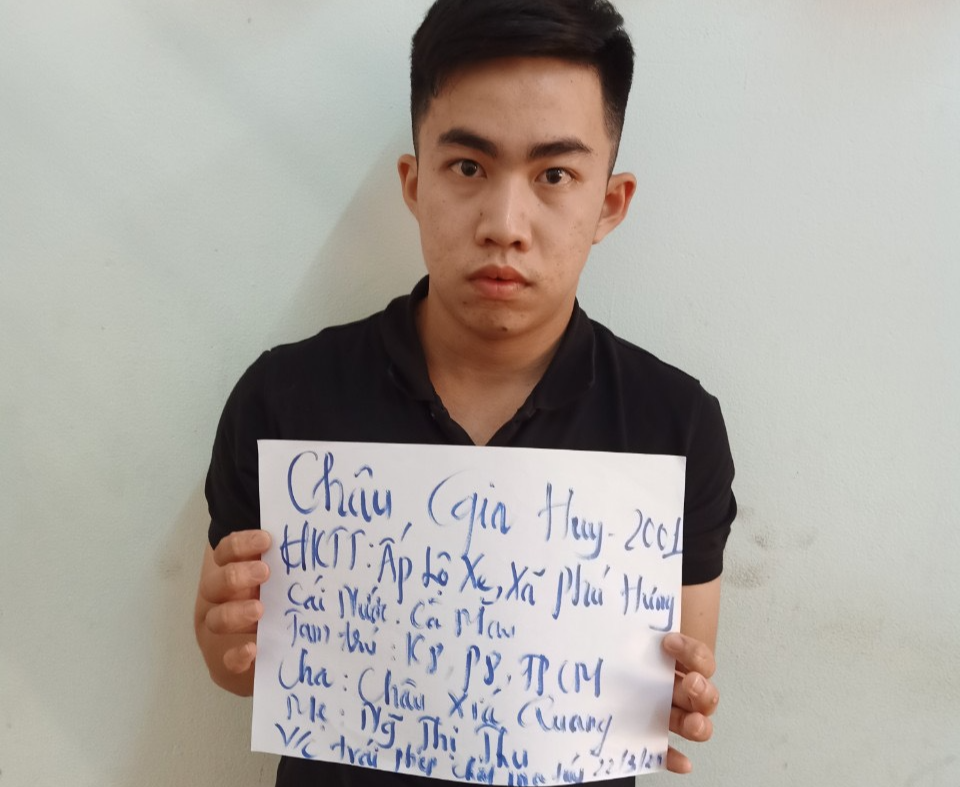Trinh sát khống chế gã trai ranh ma mặc áo khoác xe công nghệ