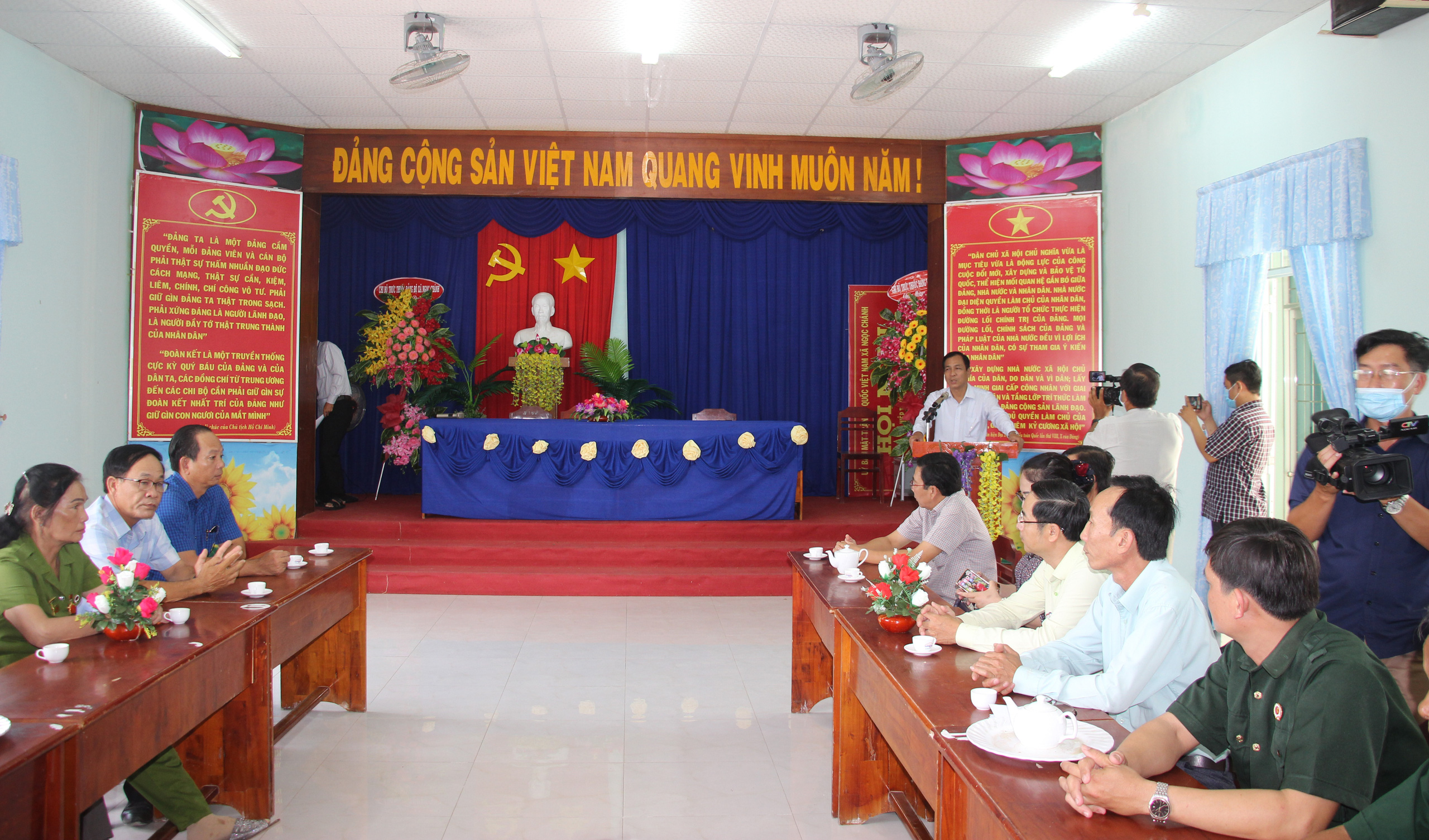 CLIP: Tặng bằng khen cho “Biệt đội cựu chiến binh vá đường” mà Báo Người Lao Động thông tin - Ảnh 2.