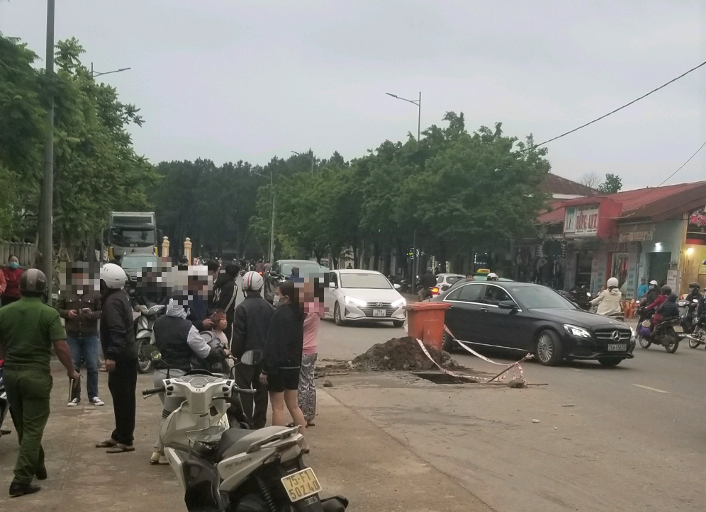 Người phụ nữ đi xe máy rơi xuống hố ga ngất xỉu - Ảnh 3.
