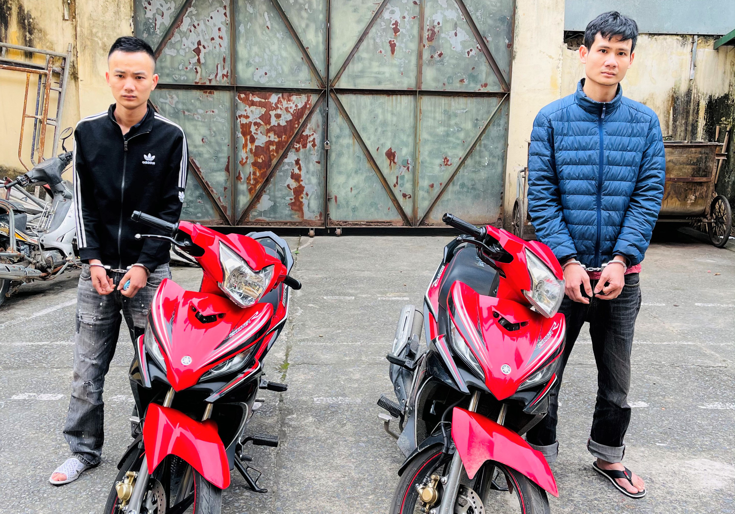 Đi xe máy bịt mặt, mang theo 2 khẩu súng nổ nhiều phát đạn vào nhà dân