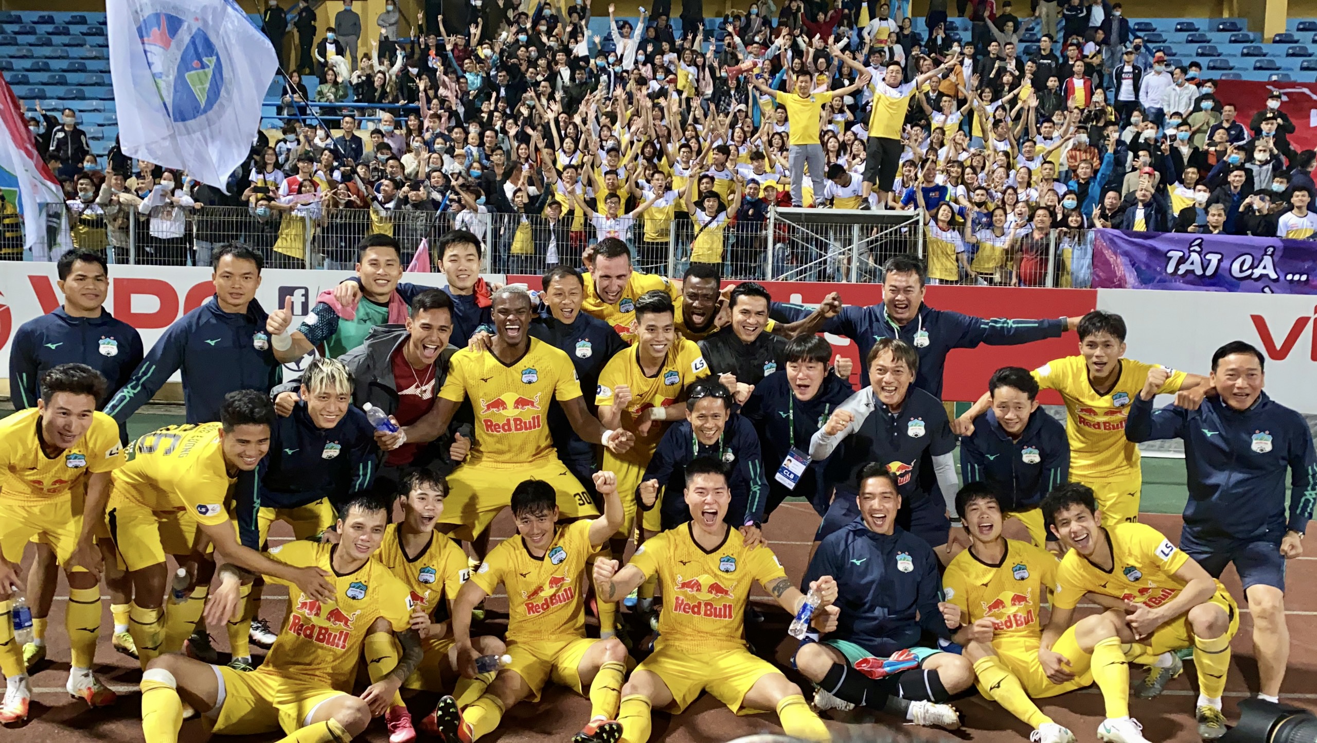 Công Phượng rạng rỡ ăn mừng chiến thắng cùng HAGL sau pha lập công đầu tiên ở V-League 2021 - Ảnh 4.